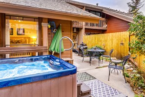 Outdoor dining - Spacious split-level townhome with private hot tub & game room -close to canyons (Sandy)