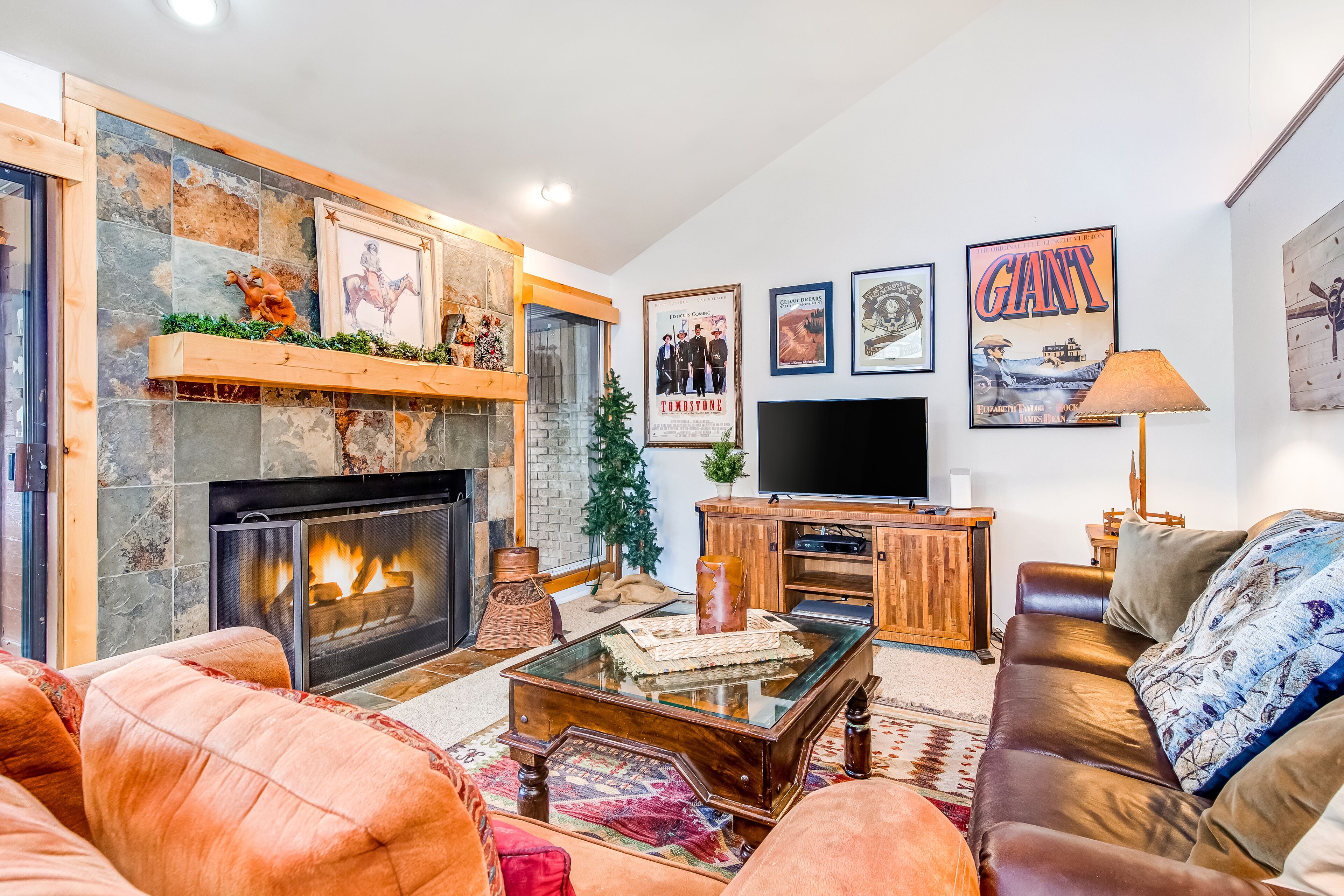 テレビ、暖炉、書庫