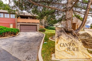Property grounds - Spacious split-level townhome with private hot tub & game room -close to canyons (Sandy)