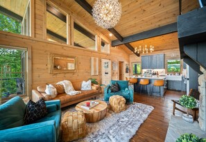 TV connectée, cheminée, table de tennis de table, livres