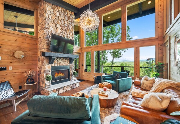 Älytelevisio, takka, pöytätennispöytä, kirjoja