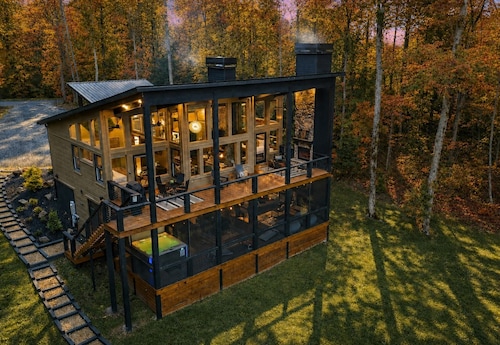 Exclusive Luxe Escape • Epic Views • HotTub •  FirePit • Games • EV🔌 • Privacy