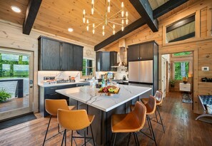 Fridge, microwave, oven, stovetop - Experience Elite Mountain Luxury with Endless Style and Comfort (Epworth)