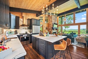 Kylskåp, mikrovågsugn, ugn och spishäll