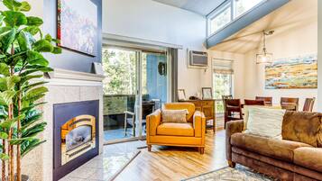 TV, fireplace
