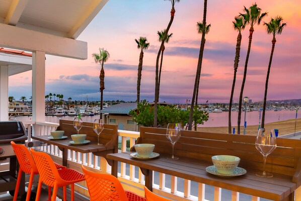 Property grounds - Snowbird-friendly waterfront oasis near golf with beach access, balcony, & W/D (Newport Beach)