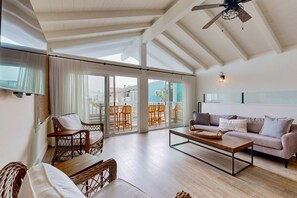 TV - Snowbird-friendly waterfront oasis near golf with beach access, balcony, & W/D (Newport Beach)