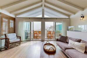 TV - Snowbird-friendly waterfront oasis near golf with beach access, balcony, & W/D (Newport Beach)