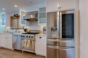 Fridge, microwave, oven, stovetop - Snowbird-friendly waterfront oasis near golf with beach access, balcony, & W/D (Newport Beach)