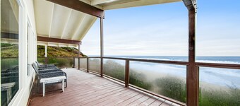 Oceanfront Home with Private Deck & Water Views, Full Kitchen, Free WiFi