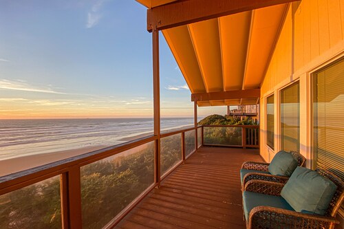 Oceanfront Home with Private Deck & Water Views, Full Kitchen, Free WiFi