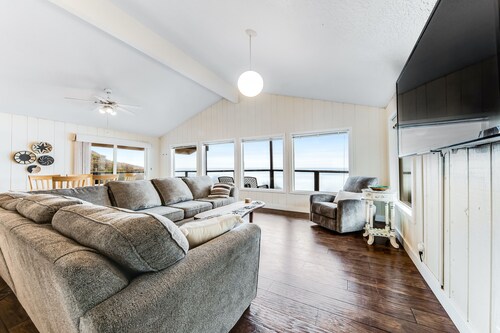 Oceanfront Home with Private Deck & Water Views, Full Kitchen, Free WiFi