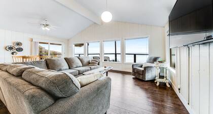 Oceanfront Home with Private Deck & Water Views, Full Kitchen, Free WiFi