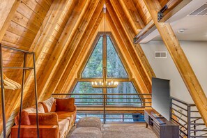 TV, books - Stunning Luxury A-Frame in the Heart of Government Camp, walk to Skibowl (Government Camp)