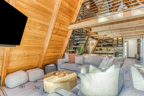 TV, books - Stunning Luxury A-Frame in the Heart of Government Camp, walk to Skibowl (Government Camp)