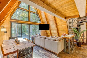 TV, books - Stunning Luxury A-Frame in the Heart of Government Camp, walk to Skibowl (Government Camp)