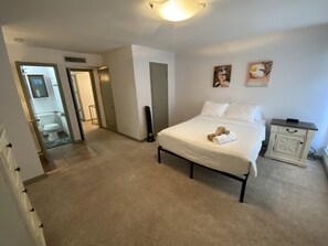 2 bedrooms, WiFi - Uptown 2 Bedroom Townhome Getaway (Dallas)