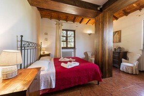 4 عدّة غرف نوم ومكتب ومكواة/لوح كي وواي فاي