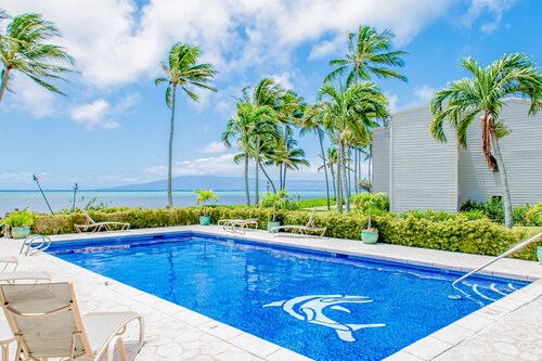 Ocean view condo with shaded lana'i, WiFi & shared pool, tennis, grills, cabana