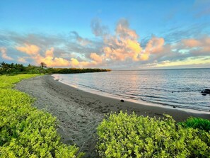 Beach nearby - Ocean view condo with shaded lana'i, WiFi & shared pool, tennis, grills, cabana (Kaunakakai)