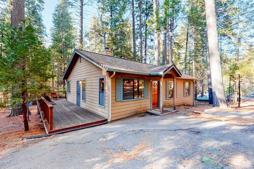 Cozy cabin with central AC & fireplace -  near hiking, skiing & wine tasting