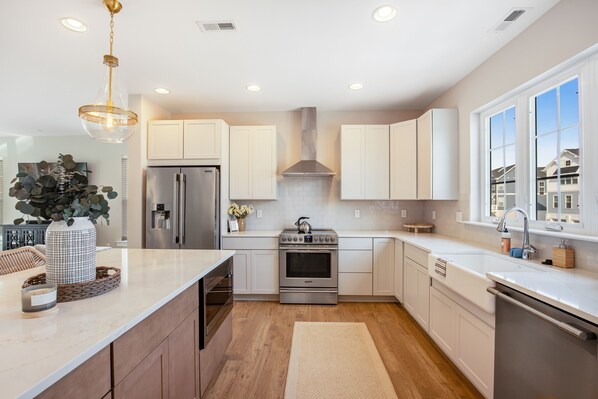 Réfrigérateur, four à micro-ondes, un four, surface de cuisson