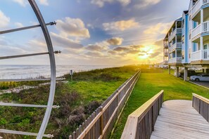 Property grounds - Beautiful Oceanfront Condo w/ Shared Pool, Beach Access & Free WiFi (Galveston)