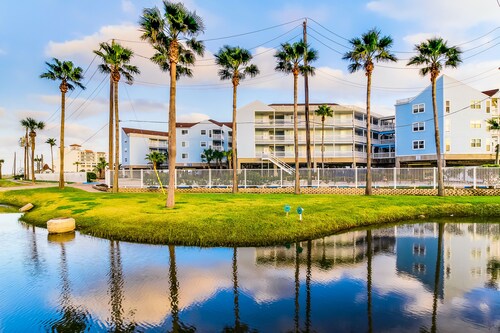 Beautiful Oceanfront Condo w/ Shared Pool, Beach Access & Free WiFi