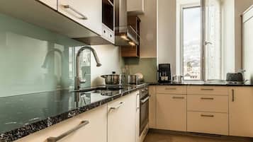 Frigorifero, forno, piano cottura, lavastoviglie