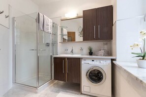 Shower, hair dryer, bidet, towels