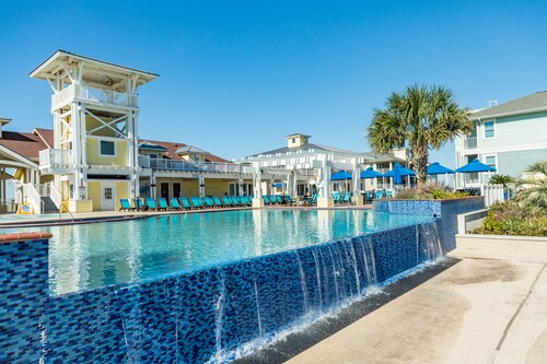 Gulf-view Pointe West condo with pools, hot tubs, central AC & washer/dryer