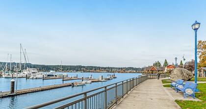 Dog-friendly apartment with bay views & balcony - walk to waterfront