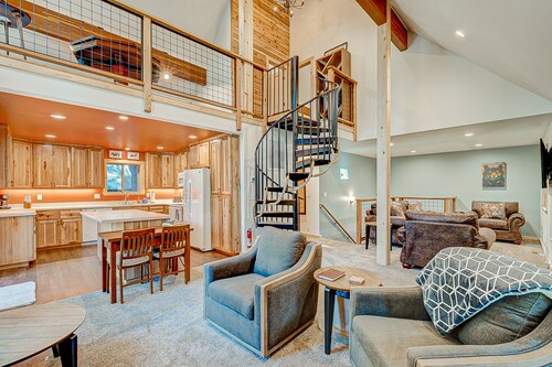 Remodeled chalet with private hot tub, bumper pool table & W/D