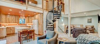 Remodeled chalet with private hot tub, bumper pool table & W/D