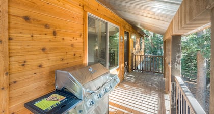Remodeled chalet with private hot tub, bumper pool table & W/D