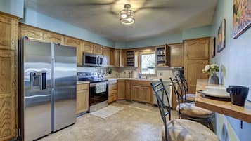 Private kitchen | Fridge, microwave, oven, stovetop