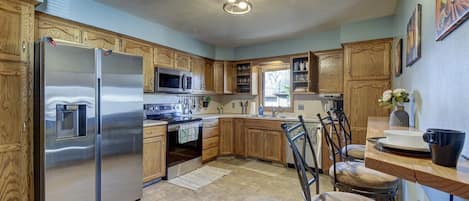 Private kitchen | Fridge, microwave, oven, stovetop