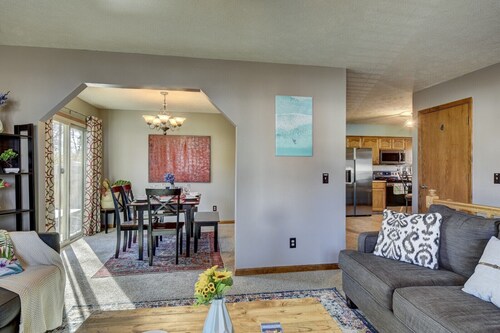 5-bedroom/6-bed home & Minutes away by foot to the pedestrian bridge