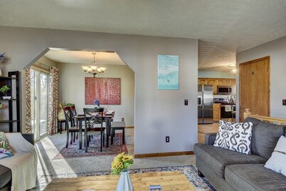 5-bedroom/6-bed home & Minutes away by foot to the pedestrian bridge