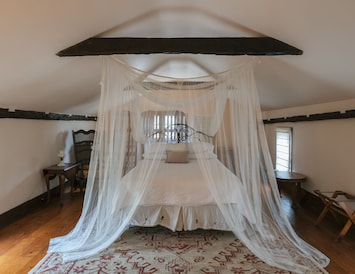 Canopy Room, luxury queen bed. Shares a hall bath with the master king room