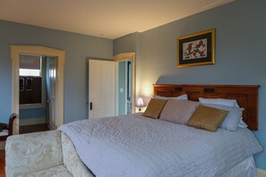 3 bedrooms, desk, iron/ironing board, travel cot