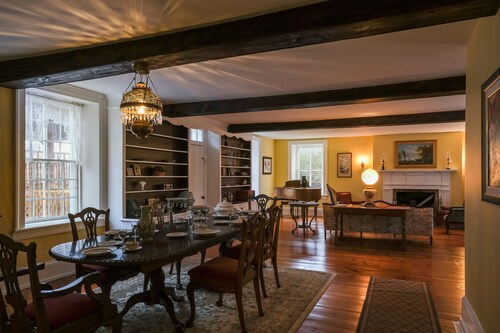 Luxury in a Historic Landmark-great restaurants within walking distance!