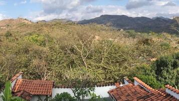 Quarto panorâmico | Cofres nos quartos, individualmente decorados