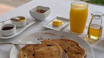 Café da manhã completo grátis todos os dias