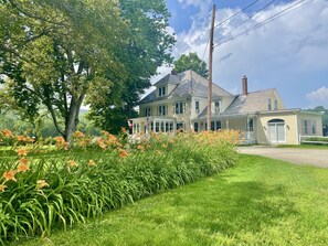 Front of property - Mad River Inn (Waitsfield)