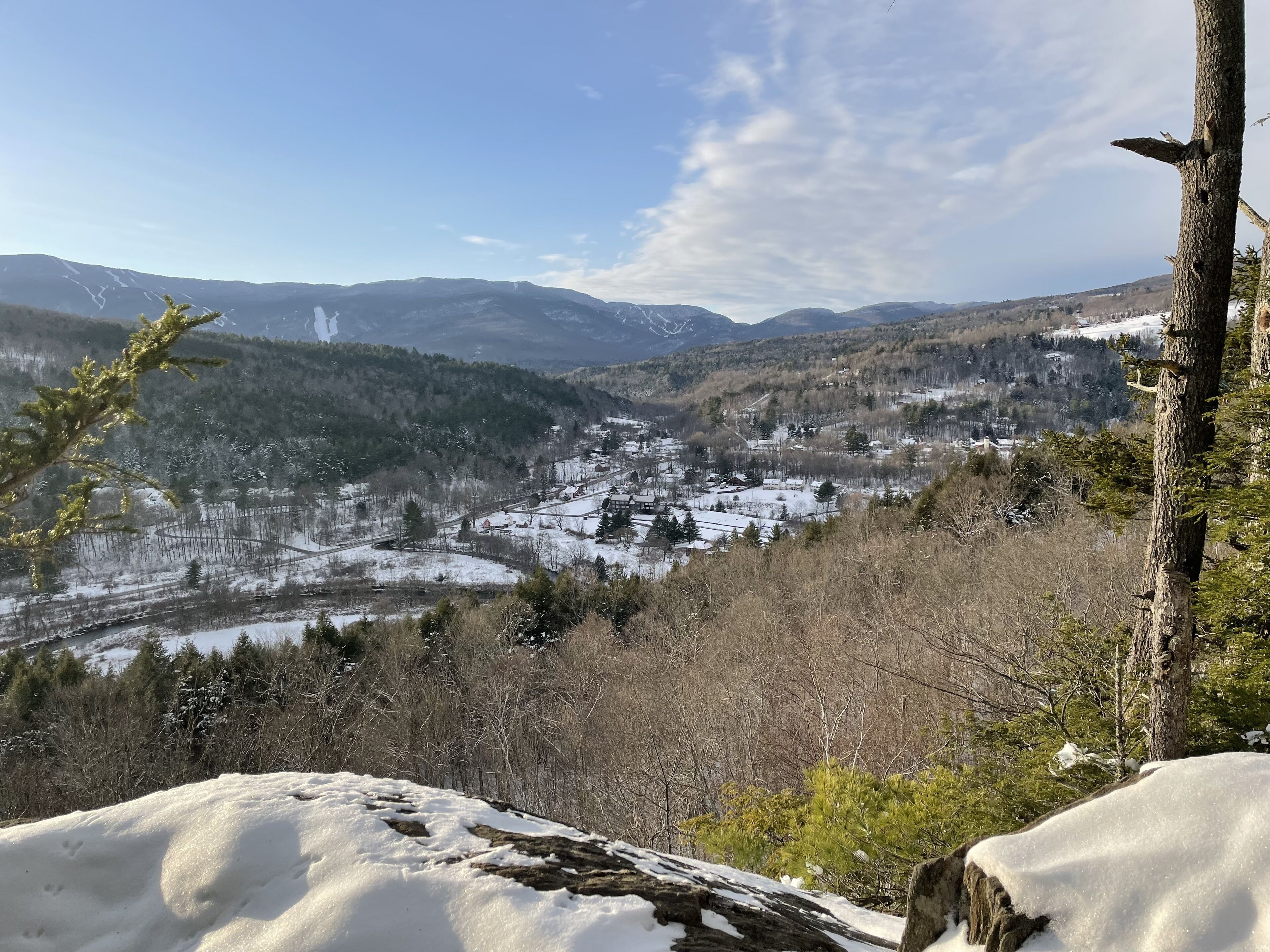 Un paysage montagneux avec une vallée en contrebas.