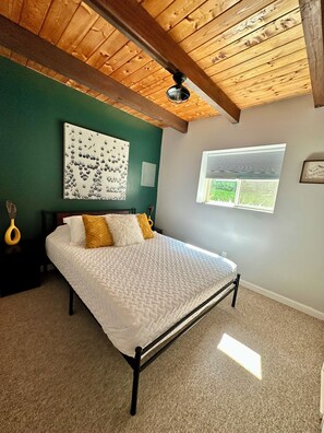 4 bedrooms, desk, free WiFi, bed sheets - Iron Gate Chalet - 5 Minutes to Smugglers Notch and Wedding Barn! (Cambridge)