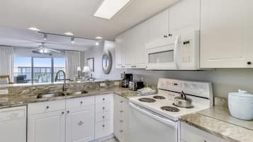 Leilighet, 2 soverom | Eget kjøkken | Kjøleskap, kaffetrakter/tekoker og brødrister