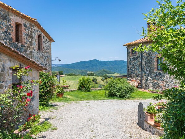 Property grounds - Nice apartment in villa for 4 people with pool, WIFI, TV, patio and pets allowed (Casole D'elsa)