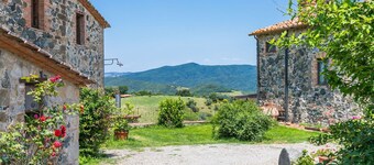 Nice apartment in villa for 4 guests with WIFI, pool, TV, patio and pets allowed